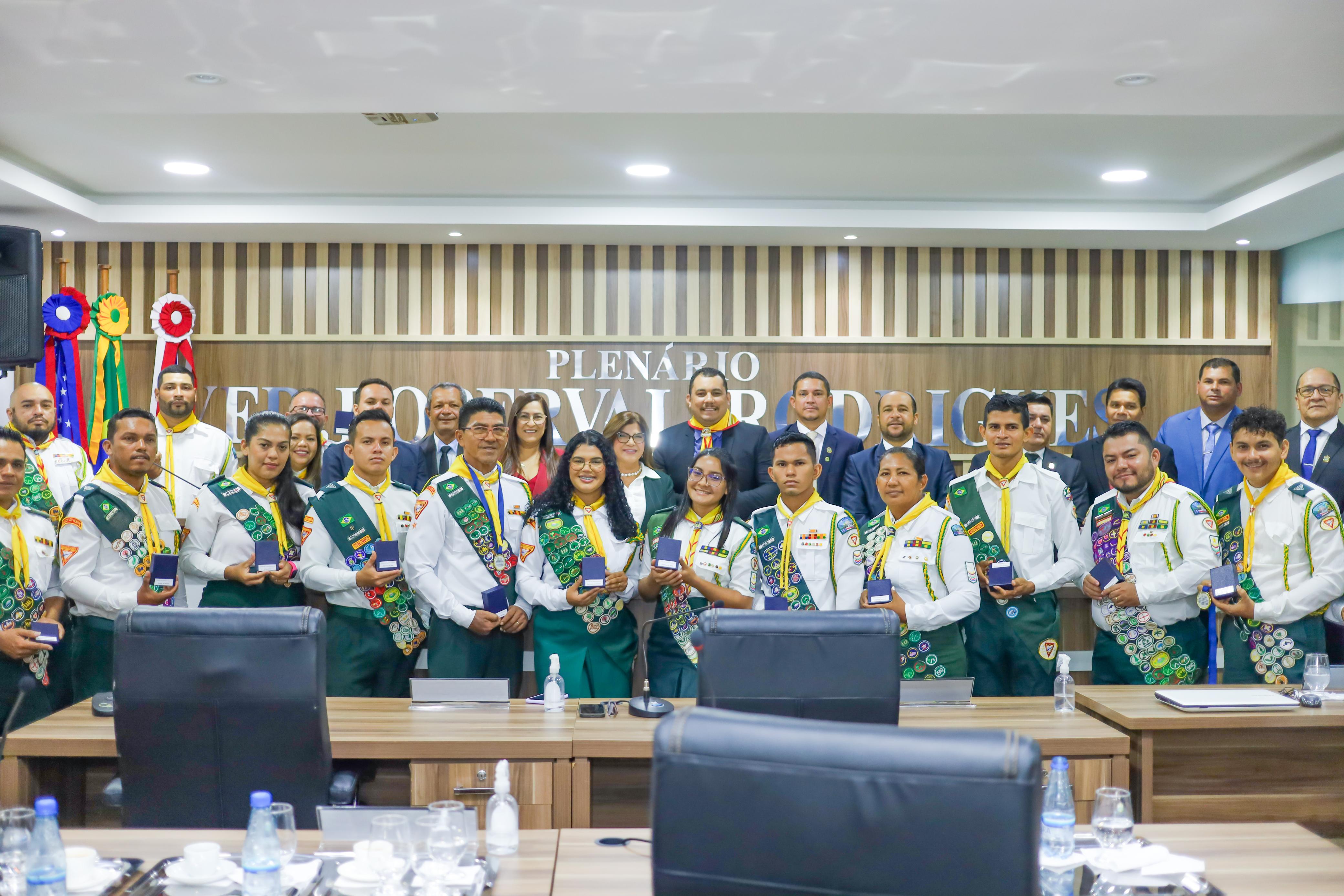 Câmara Municipal de Coari homenageia Desbravadores da Igreja Adventista