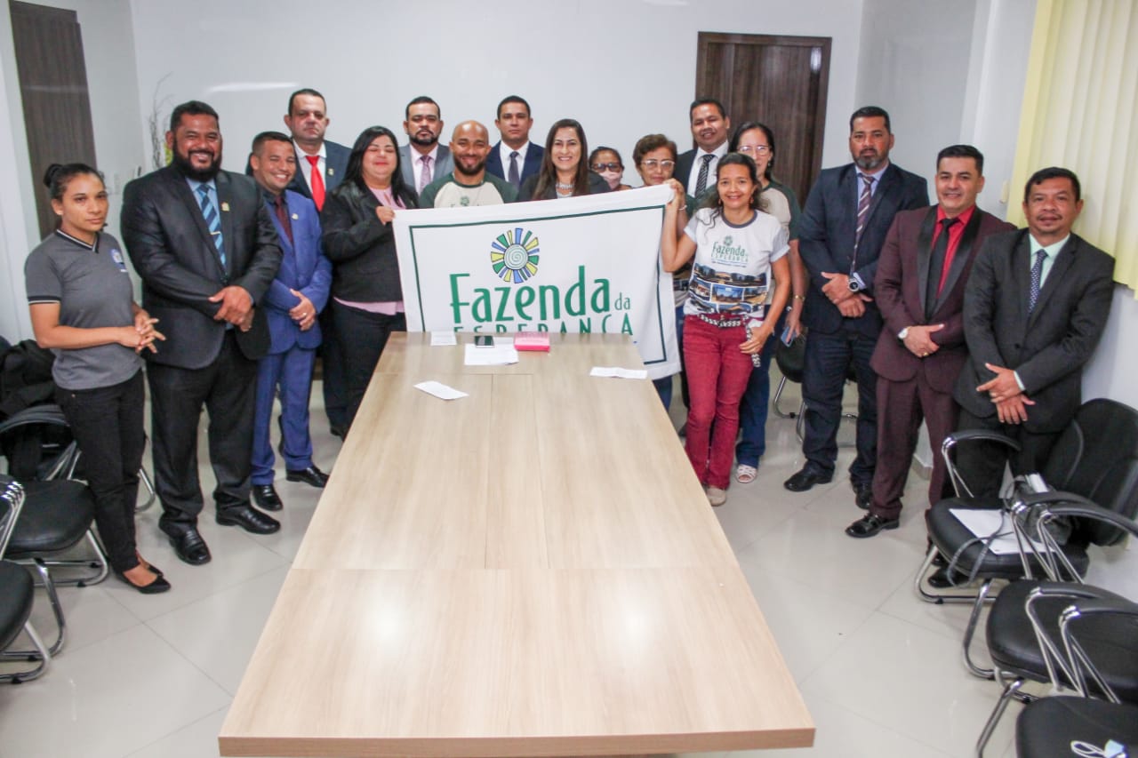 Câmara Municipal de Coari recebe representantes da Fazenda Esperança.